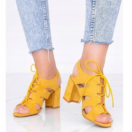 Senffarbene gebundene Sandalen am Isabella-Pfosten gelb 1