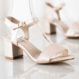 Goodin Bequeme Sandalen an einer Bar golden 1