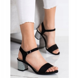 Goodin Bequeme Sandalen an einer Bar weiß schwarz 1