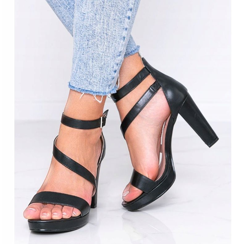 Schwarze Sandalen auf der Got You-Plattform 1