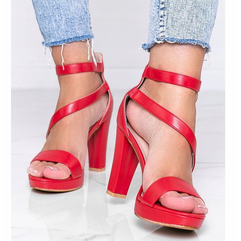 Rote Sandalen auf der Got You-Plattform 1