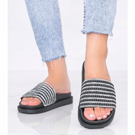 Schwarze Hausschuhe, reich verziert von Trisha 1