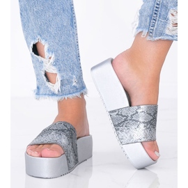 Graue Pantoffeln auf dicker Sohle im Crysta-Schlangenhaut-Muster 1