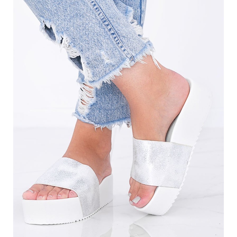 Weiße Sandalen auf einer dicken Crysta-Sohle 1