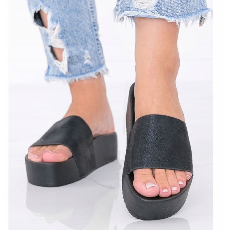 Schwarze Pantoffeln auf dicker Crysta-Sohle 1