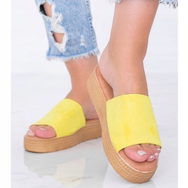 Gelbe Pantoffeln auf der Dr. Martin 1