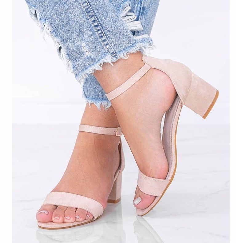 Beige Sandalen auf einem niedrigen Pfosten Ihre Berührung 1