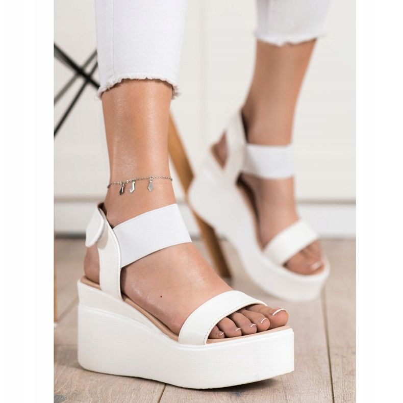 Small Swan Modische Keilsandalen weiß 1