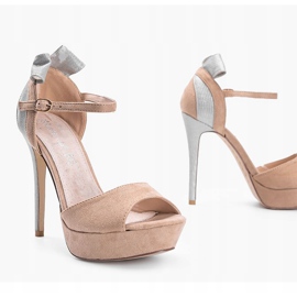 Beige Sandalen auf einer Anstecknadel Mistery 1