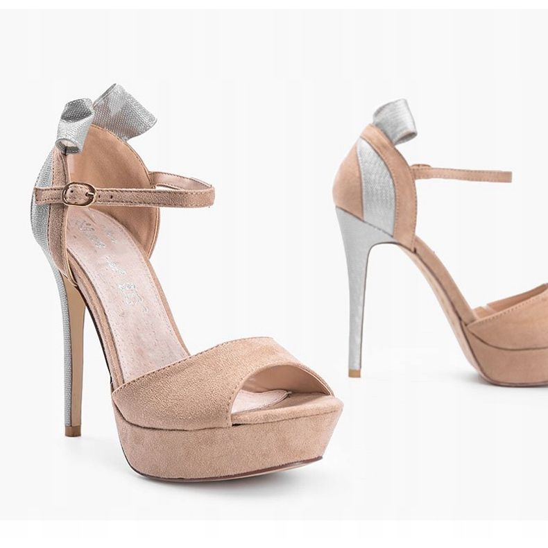 Beige Sandalen auf einer Anstecknadel Mistery 1