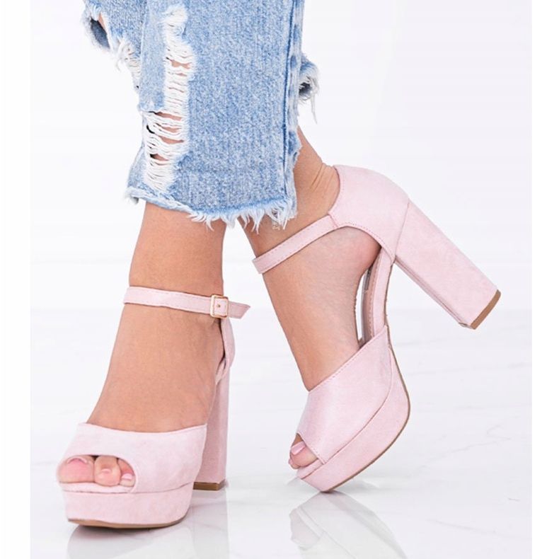 Beige Sandalen auf der Swing-Plattform 1