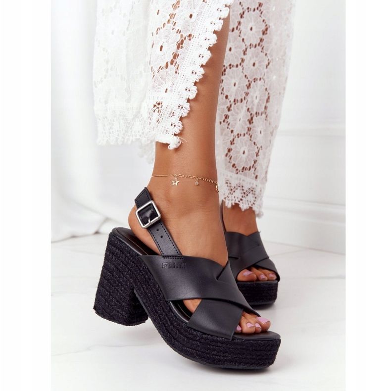 Schwarze Sandalen auf einem hohen Absatz mit einem Zopf Big Star HH274387 2