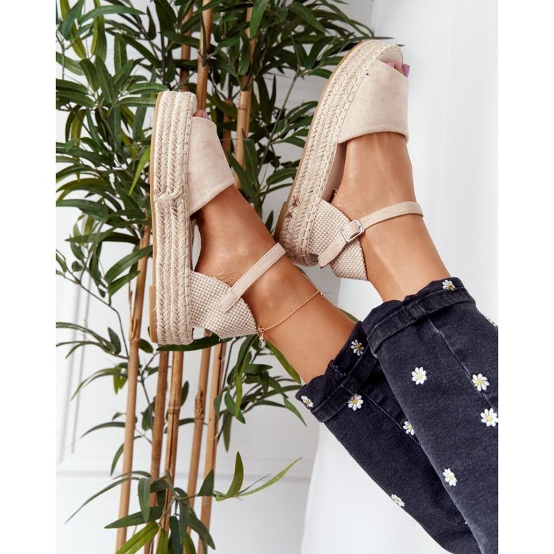 Beige Megara Sandalen auf der geflochtenen Plattform 1