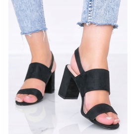 Schwarze Sandalen auf dem Lil Sweetie Post 1