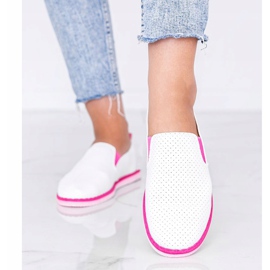 Weiße, durchbrochene Sneakers schlüpfen auf Island Alex 1