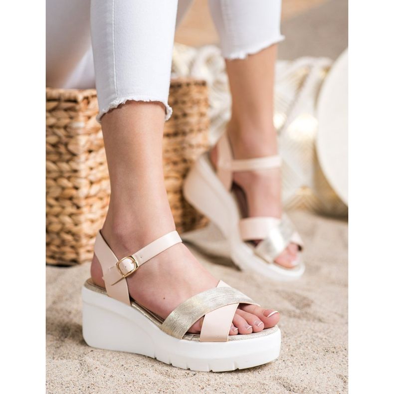 Small Swan Keilsandalen beige golden 1