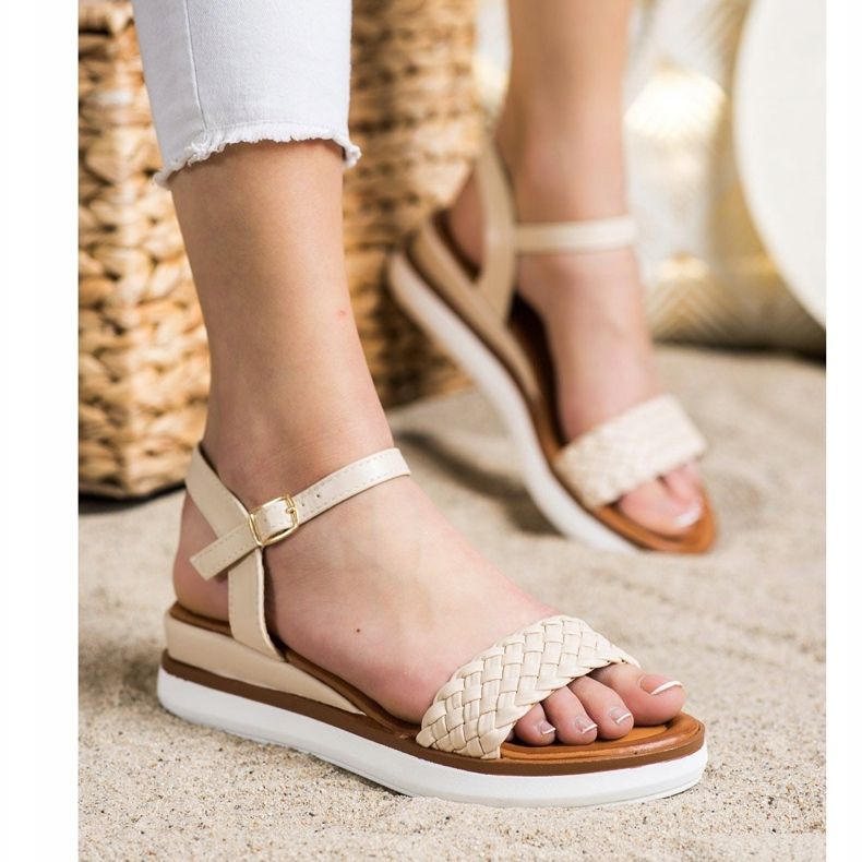SHELOVET Bequeme Sandalen auf niedrigem Keil beige 1