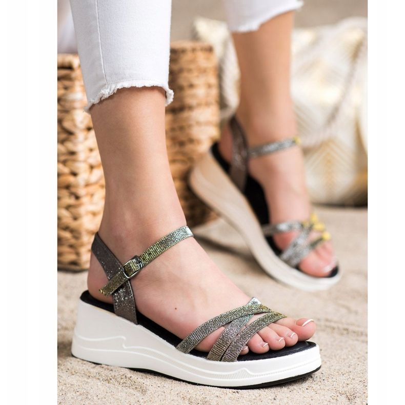 Small Swan Glitzer Sandalen auf Keil schwarz 1