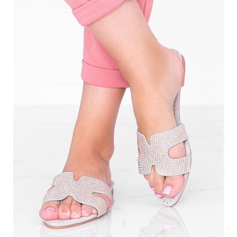 Graue Hausschuhe verziert mit Tough-Nieten 1