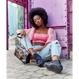 Sneakers für Damen auf der schwarzen Big City Life-Plattform 2