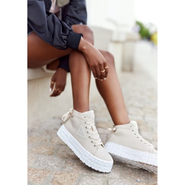 Hohe Sneakers für Damen auf einer beigen Manhattan-Plattform 2