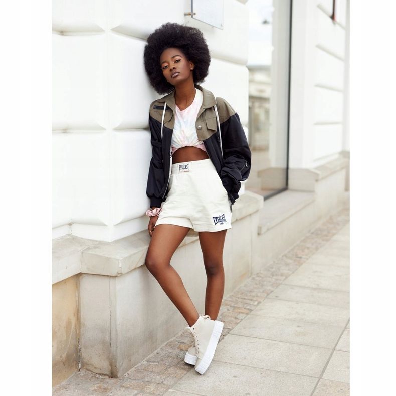 Hohe Sneakers für Damen auf einer beigen Manhattan-Plattform 1