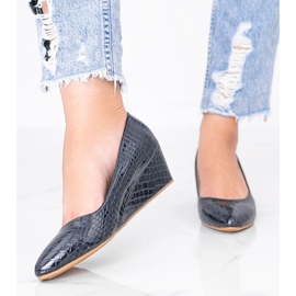 Beige Pumps im Krokodilledermuster am Wildlife Keilabsatz blau 1