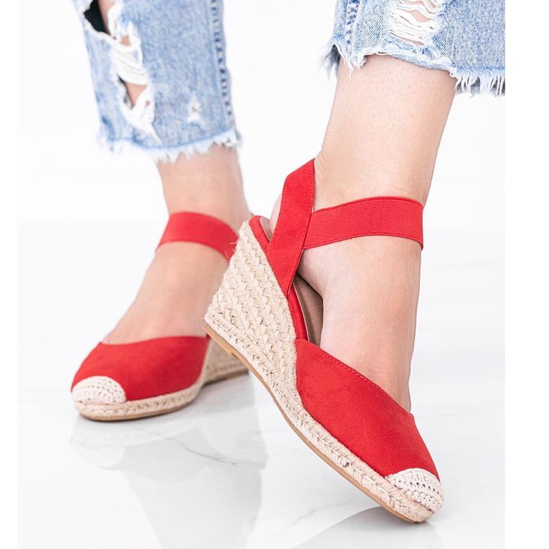 Rote Espadrilles an Louises Keil 1