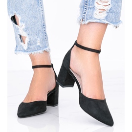 Schwarze Pumps auf einem niedrigen Gemma-Pfosten 1