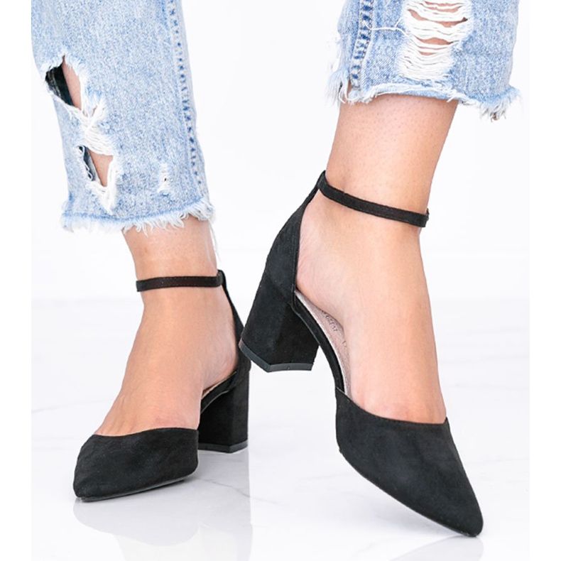 Schwarze Pumps auf einem niedrigen Gemma-Pfosten 1