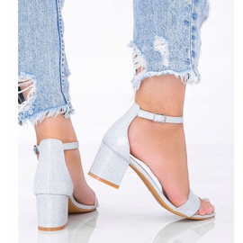 Silberglänzende Sandalen auf niedrigem Malabo-Pfosten silber- 1