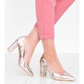 Goldene Pumps auf dem CowGirl-Post 1