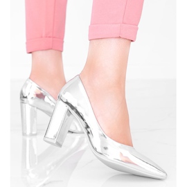 Silberne Pumps auf dem CowGirl-Post 1