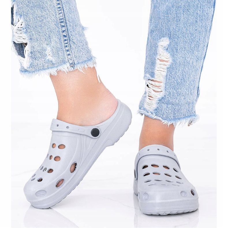 Graue Kroks Hausschuhe für Damen Karolinos 1