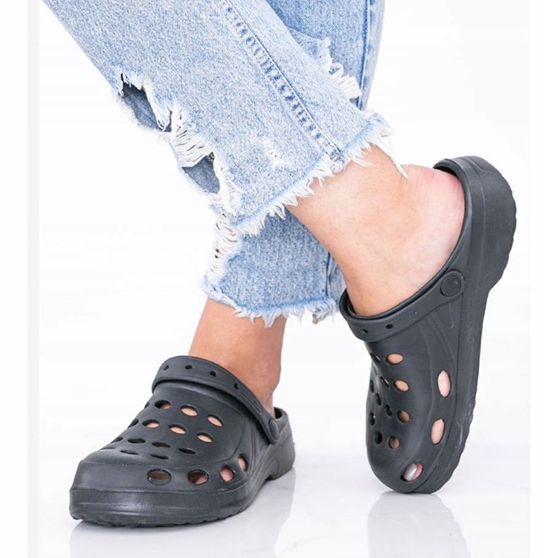 Schwarze Karolinos-Hausschuhe für Damen 1