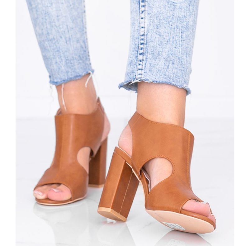 Braune Sandalen am Gally-Pfosten 1