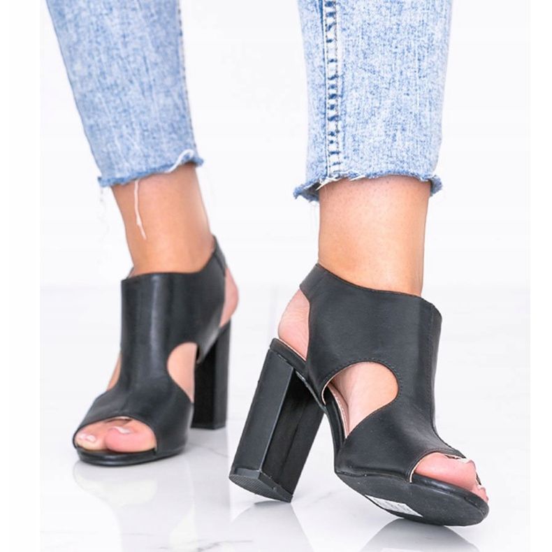 Schwarze Sandalen am Gally-Pfosten 1