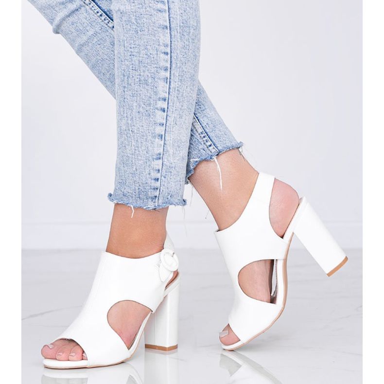 Weiße Sandalen am Gally-Pfosten 1