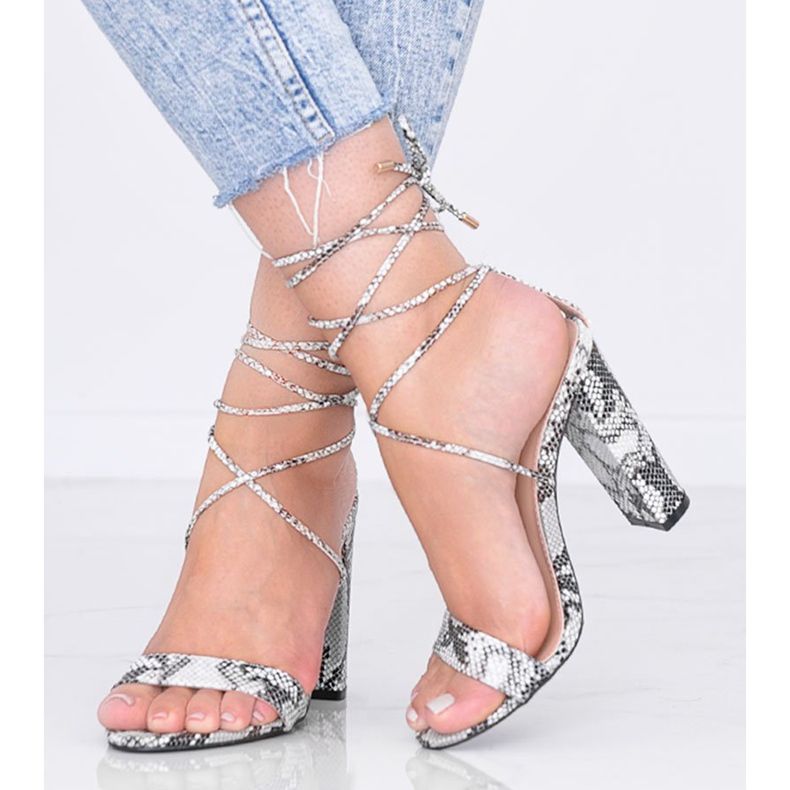 Schwarze Veni Sandalen mit Schlangenhautbindung weiß 1