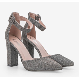 Grau glänzende Pumps auf Milas Post 1