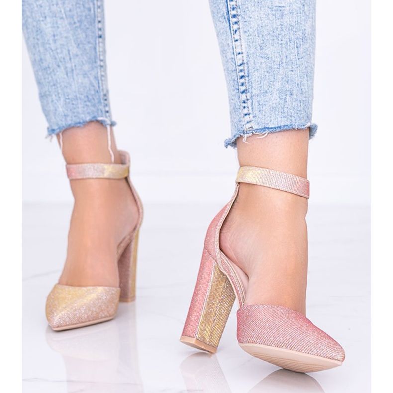 Rosa glänzende Pumps auf Milas Post golden 1