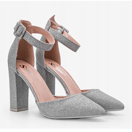 Glänzende silberne Pumps auf Milas Post silber- 1