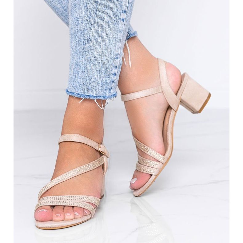 Beige Sandalen auf einem Pfosten mit Hydra Zirkonia 1