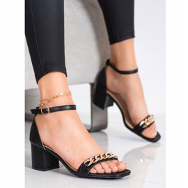 SHELOVET Sandalen mit dekorativer Kette schwarz 1