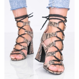 Fröhliches Schlangenledermotiv in beigen Sandalen 1