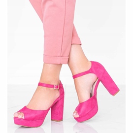 Rosa Sandalen auf der Swing-Plattform 1