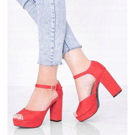 Rote Sandalen auf der Swing-Plattform 1