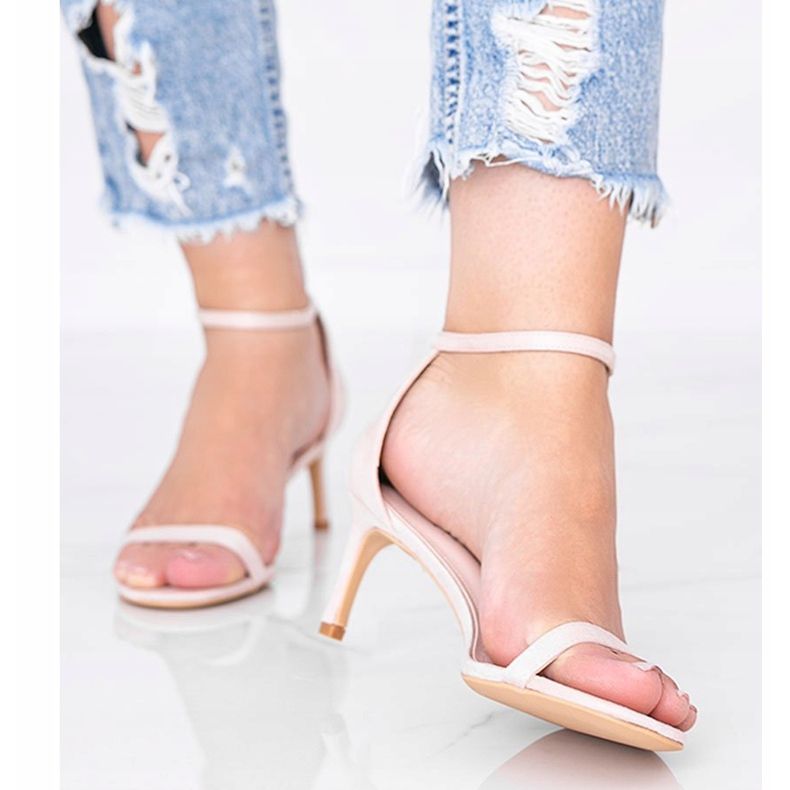 Beige Sandalen auf niedrigem Absatz von New Love 1