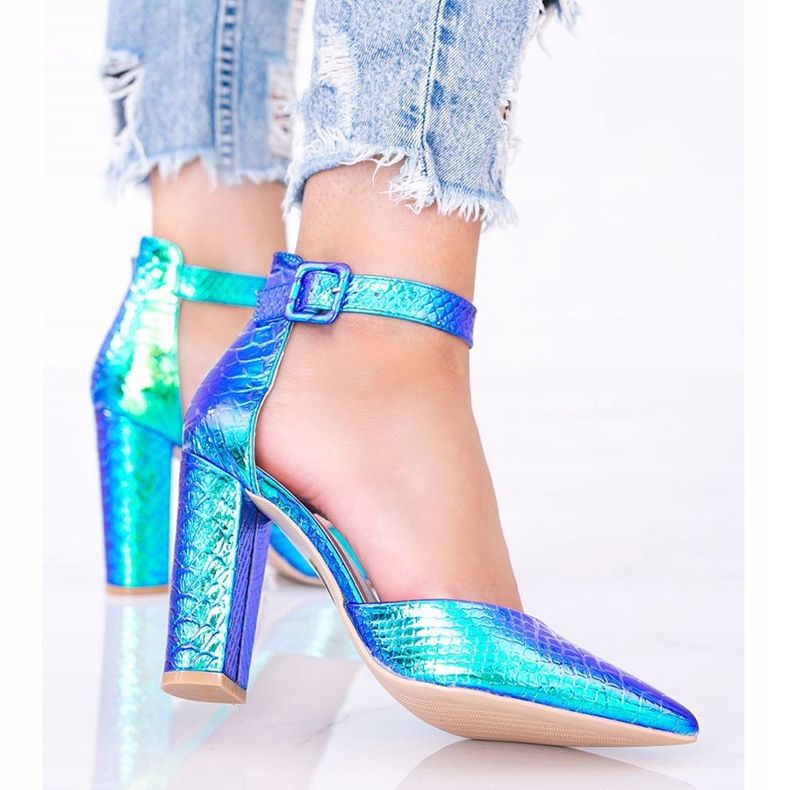 Blaue holografische Pumps auf dem Ashley-Pfosten 1