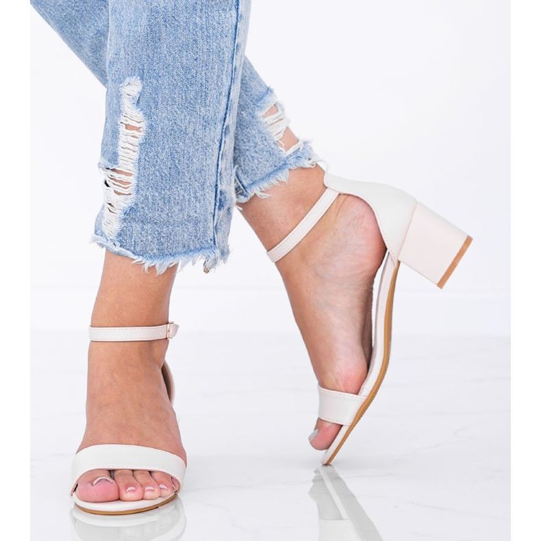 Beige Sandalen auf einem niedrigen Sever-Pfosten 1